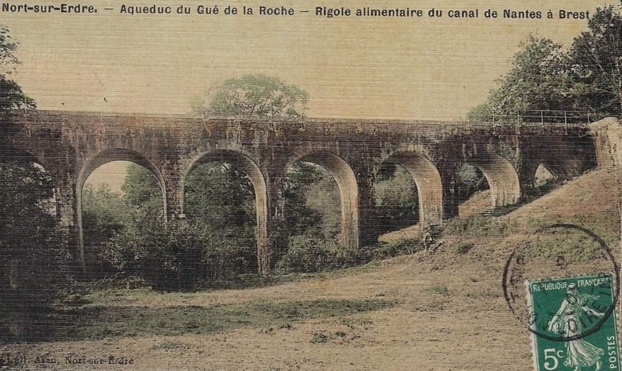 l'aqueduc transportant l'eau de la rigole