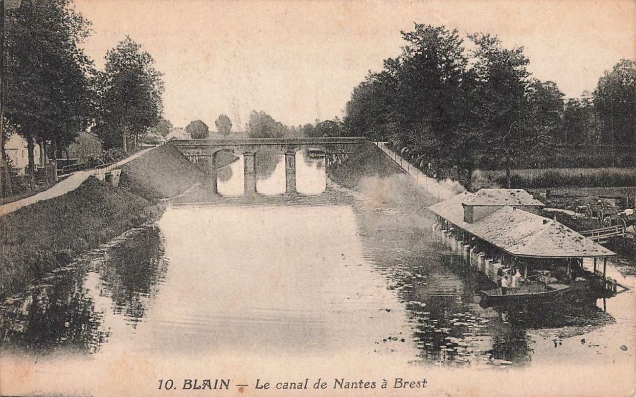 le vieux lavoir sur le canal