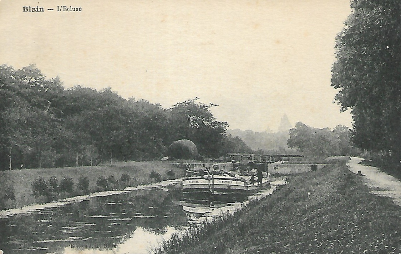 une péniche sort de l'écluse