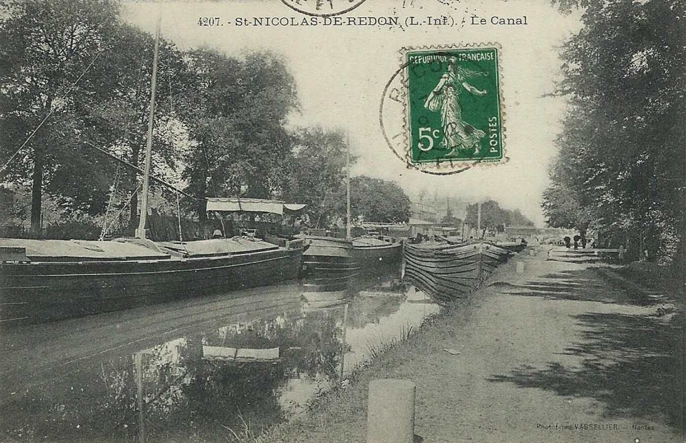 rassemblement de péniches à l'écluse du port de Saint-Nicolas