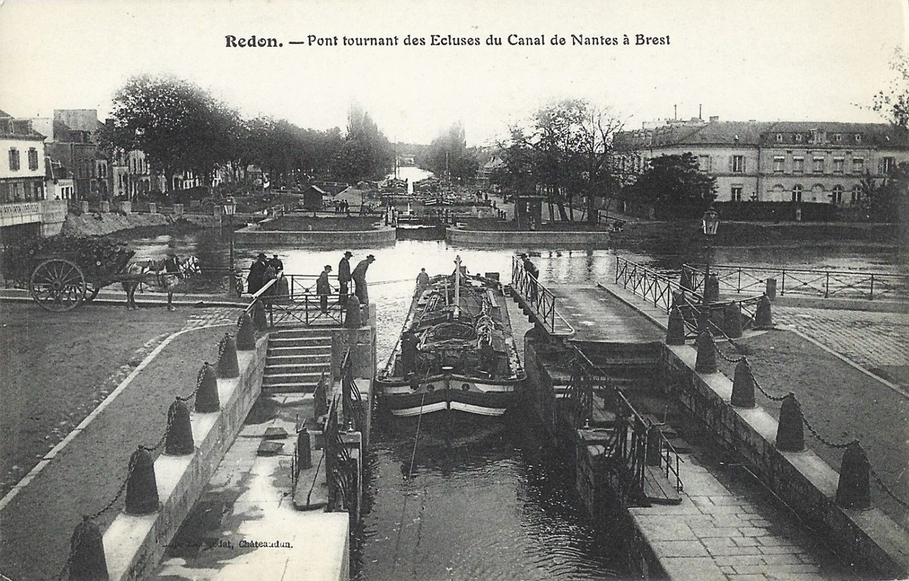 Redon, une péniche dans les écluses