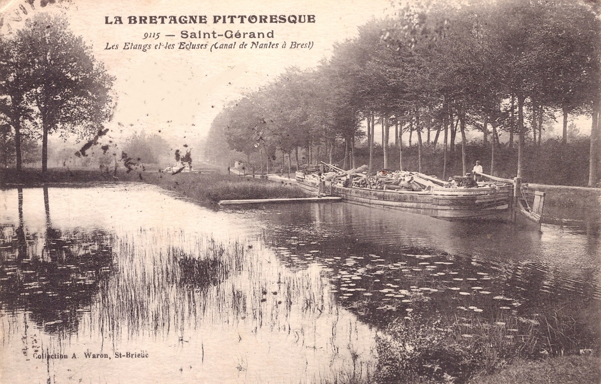 Saint-Gérand, une péniche entre dans l'écluse