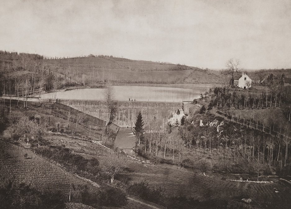 le barrage de Bosméléac et la rigole d'Ilvern, longue de 60 km, une des principales sources d'alimentation en eau du canal, 10 ans de travaux